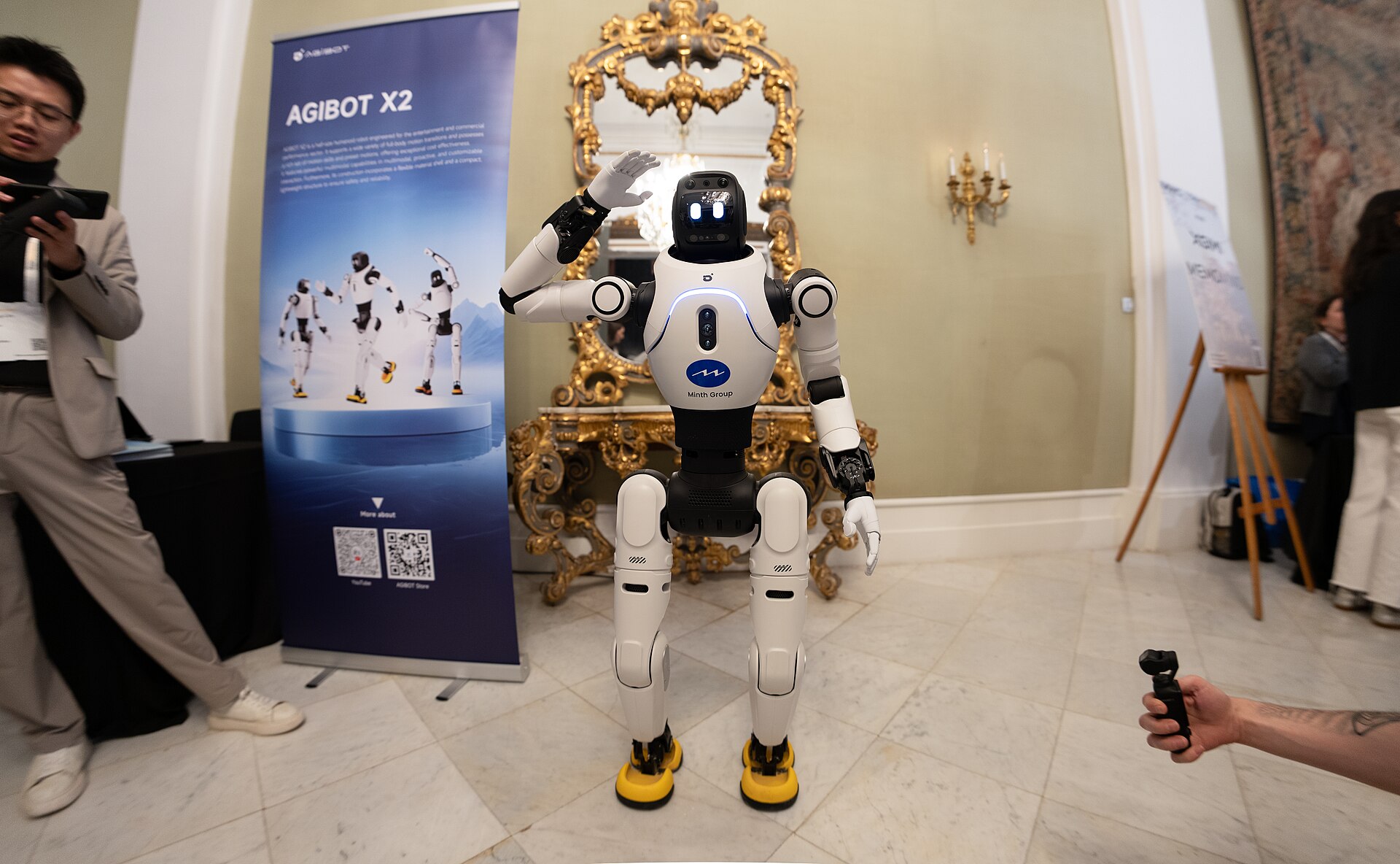 Humanoider Roboter AGIBOT X2 auf dem Mobile World Congress 2026 in Barcelona