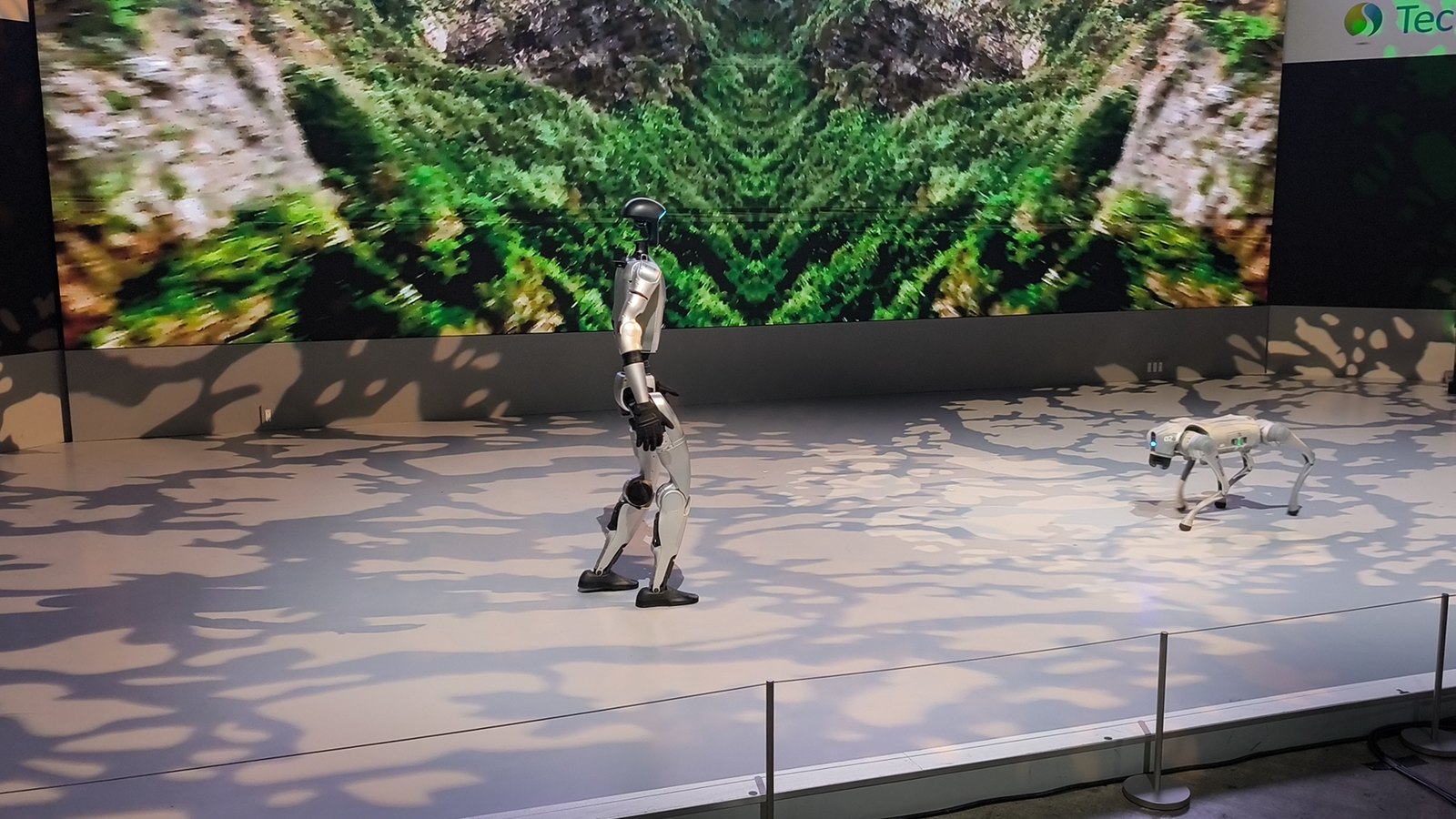 Humanoider Roboter und vierbeiniger Roboter auf einer Ausstellungsfläche der Japan Mobility Show 2025